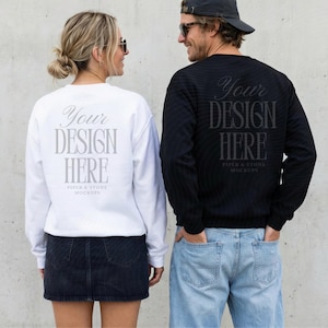 Könnte beinhalten: Ein weißes Langarm-Sweatshirt und ein schwarzes Langarm-Sweatshirt, beide mit dem aufgedruckten Text 'YOUR DESIGN HERE' und 'PIPER & STONE MOCKUPS' auf der Rückseite. Das weiße Sweatshirt wird mit einem dunklen Rock und das schwarze mit einer blauen Jeans kombiniert.