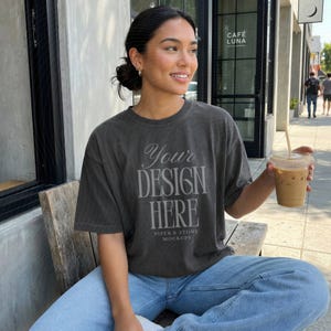 Comfort colors C1717 pepper t-shirt mockup, oversized, streetwear, female lifestyle, minimal, neutral, vintage tee, print on demand