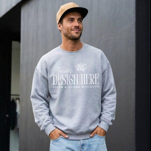 Gildan 18000 herrtröja mockup, sportgrå, oversized, manlig livsstil, herr, streetwear, minimalistisk, neutral, POD, print on demand