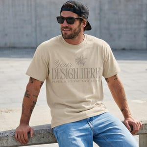 Maqueta de camiseta Gildan 5000 color arena para hombre, estilo de vida masculino, ropa urbana, minimalista, extragrande, neutra, plantilla de camiseta en blanco, POD, impresión bajo demanda.