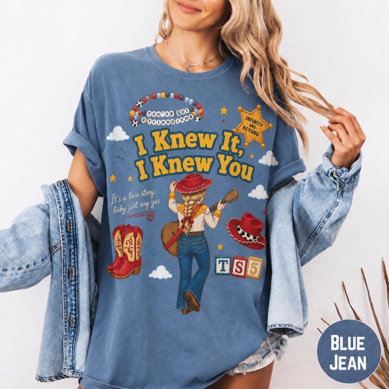 Camiseta Comfort Colors "Lo sabía, te conocía" de Taylor Swift, Camiseta "Es una historia de amor, nena, solo di que sí", Camiseta de Toy Story 5, Camiseta del musical "Lo sabía, te conocía" imagen 2