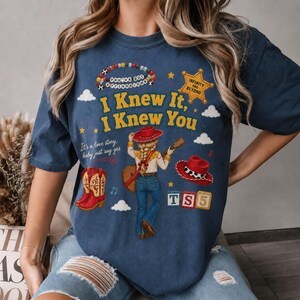 Camiseta Comfort Colors "Lo sabía, te conocía" de Taylor Swift, Camiseta "Es una historia de amor, nena, solo di que sí", Camiseta de Toy Story 5, Camiseta del musical "Lo sabía, te conocía" imagen 3