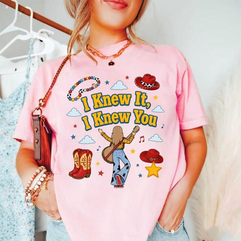 Camiseta Toy Story 5 Comfort Colors, Camiseta "Lo sabía, te conocía", Es una historia de Toy Story, Camiseta de cumpleaños de Toy Story de Disneyland, Camiseta musical imagen 4