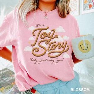 Toy Story 5 Comfort Colors Shirt, I Knew It, I Knew You Shirt, It's A Tay Story, Disneyland Toy Story Birthday Shirt, Music Tee Bild 3