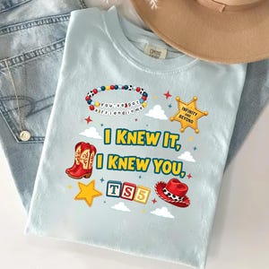 Camiseta "Lo sabía, te conocía" de Taylor Swift, Camiseta "Tienes un amigo en mí" de Toy Story 5, Camiseta inspirada en la música "Lo sabía, te conocía" de Taylor Swift imagen 5