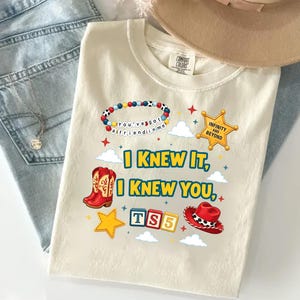 Camiseta "Lo sabía, te conocía" de Taylor Swift, Camiseta "Tienes un amigo en mí" de Toy Story 5, Camiseta inspirada en la música "Lo sabía, te conocía" de Taylor Swift imagen 2
