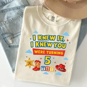 Camiseta de amistad de Taylor Swift y Toy Story 5, Camiseta "Lo sabía, te conocía", Es una historia de Taylor Swift, Camiseta de cumpleaños de Toy Story de Disneyland, Camiseta musical de Taylor Swift imagen 2