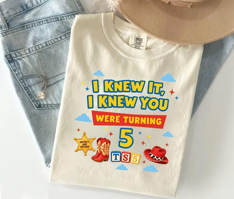 Camiseta de amistad de Taylor Swift y Toy Story 5, Camiseta "Lo sabía, te conocía", Es una historia de Taylor Swift, Camiseta de cumpleaños de Toy Story de Disneyland, Camiseta musical de Taylor Swift imagen 2