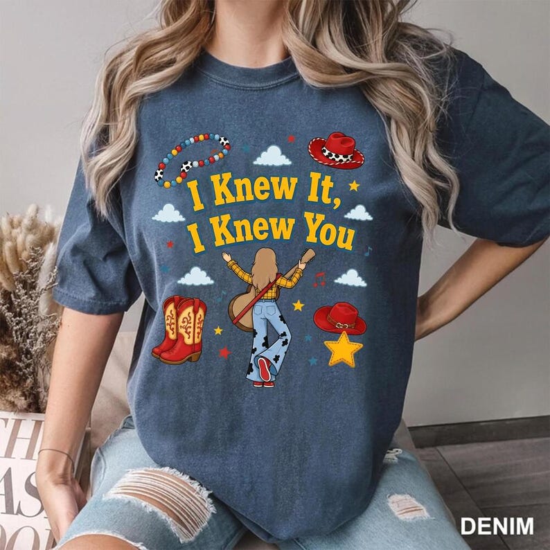 Camiseta Toy Story 5 Comfort Colors, Camiseta "Lo sabía, te conocía", Es una historia de Toy Story, Camiseta de cumpleaños de Toy Story de Disneyland, Camiseta musical imagen 2