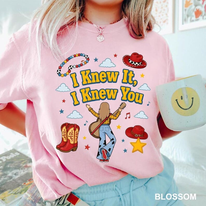 Camiseta Toy Story 5 Comfort Colors, Camiseta "Lo sabía, te conocía", Es una historia de Toy Story, Camiseta de cumpleaños de Toy Story de Disneyland, Camiseta musical imagen 3
