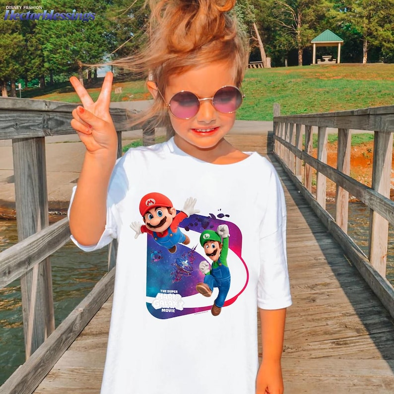 Camiseta Comfort Colors de la película Super Mario Galaxy: Aventura de Mario y Luigi, Camiseta de la película Super Mario Galaxy, Camiseta de videojuegos de Super Mario imagen 1