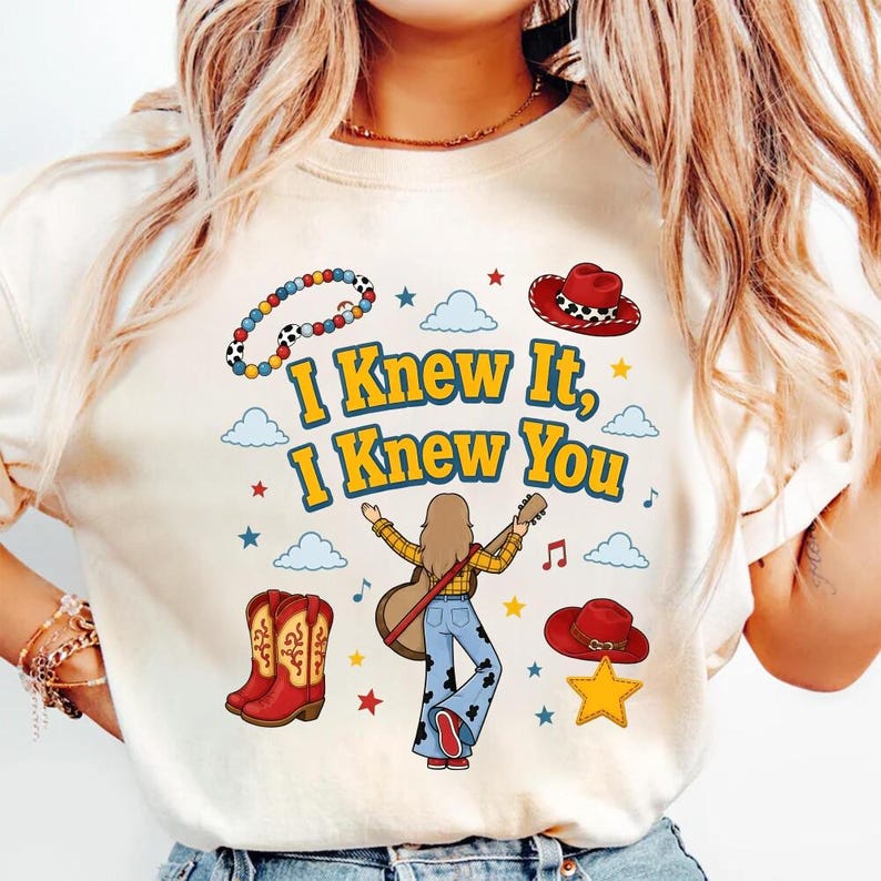Camiseta Toy Story 5 Comfort Colors, Camiseta "Lo sabía, te conocía", Es una historia de Toy Story, Camiseta de cumpleaños de Toy Story de Disneyland, Camiseta musical imagen 5