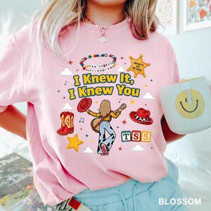 Chemise confortable Toy Story 5 couleurs, Je te savais, je te connaissais, film Toy Story 5 2026, Buzz l'Éclair Woody Toy Story Land Vous avez un ami en moi image 3
