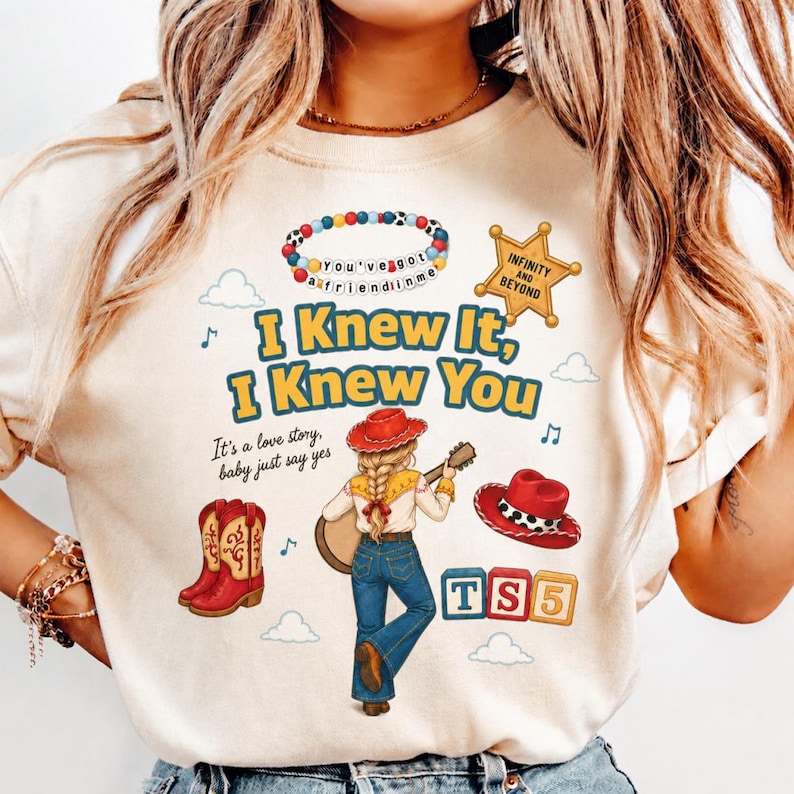 Camiseta de Disneyland Pixar Toy Story 5 "Lo sabía, te conocía", Camiseta inspirada en Pixar Toy Story 5, Camiseta "Es una historia de amor, nena, solo di que sí" imagen 1