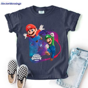 Camiseta Comfort Colors de la película Super Mario Galaxy: Aventura de Mario y Luigi, Camiseta de la película Super Mario Galaxy, Camiseta de videojuegos de Super Mario imagen 4