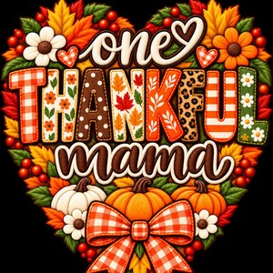 以下が含まれることがあります： one THANKFUL mamaというテキストが書かれたハート型のグラフィックデザイン。文字はオレンジと白のギンガムチェック、花柄、水玉模様、ヒョウ柄で装飾されています。デザインにはカボチャ、秋の葉、リボンが含まれています。