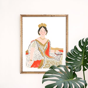 Op de afbeelding: Een digitale illustratie van een vrouw die een gouden kroon draagt en een rode, witte en gouden jurk met patronen. Ze zit op een stoel en houdt een boek vast.