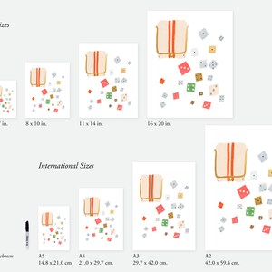 Op de afbeelding: Een witte achtergrond met een beige tas met rode en oranje strepen en dobbelstenen die eromheen verspreid liggen. De dobbelstenen zijn rood, groen, wit en bruin. De afbeelding toont verschillende formaten prints die te koop zijn. De tekst "U.S. Sizes" en "International Sizes" staat bovenaan de afbeelding. De tekst "Sharpie is shown true to size" staat onderaan de afbeelding. De formaten zijn aangegeven in inches en centimeters.
