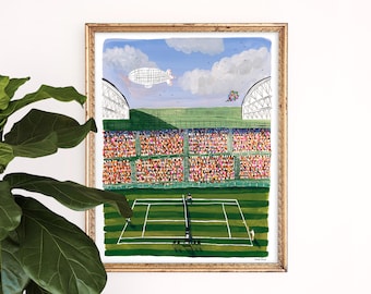 Puede incluir: Una impresión artística enmarcada que representa un partido de tenis. La cancha verde se encuentra frente a un estadio lleno de espectadores. Un dirigible y una cometa flotan en el cielo azul. La obra de arte está enmarcada en un marco dorado.