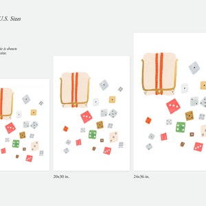 Op de afbeelding: Drie verschillende formaten van een witte en oranje ge&iuml;llustreerde print met een kleine, gesloten, rechthoekige tas met twee rode strepen en een gouden rand. De tas is omgeven door een strooiing van kleurrijke dobbelstenen met rode, groene en grijze stippen.
