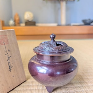 Japanischer Räuchergefäß Koro – Signierte Takaoka-Bronze – Seigaiha-Welle – Originalverpackung – Geschenk für Zen-Meditation – Vintage-Wabi-Sabi-Kunst