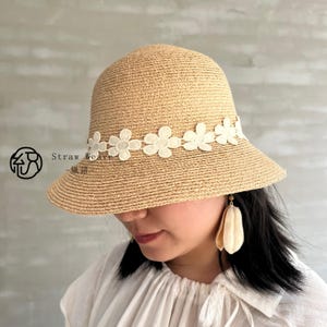 Raffiablommig stråhatt, miljövänlig handvävd hinkhatt, minimalistisk blommig solhatt, UV-skyddande strandhatt för sommarsemester för kvinnor