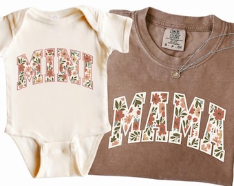 Completo coordinato Comfort Colors Mama and Mini con stampa floreale, regalo per la festa della mamma in stile boho con fiori selvatici, maglietta retrò da college e mini body.