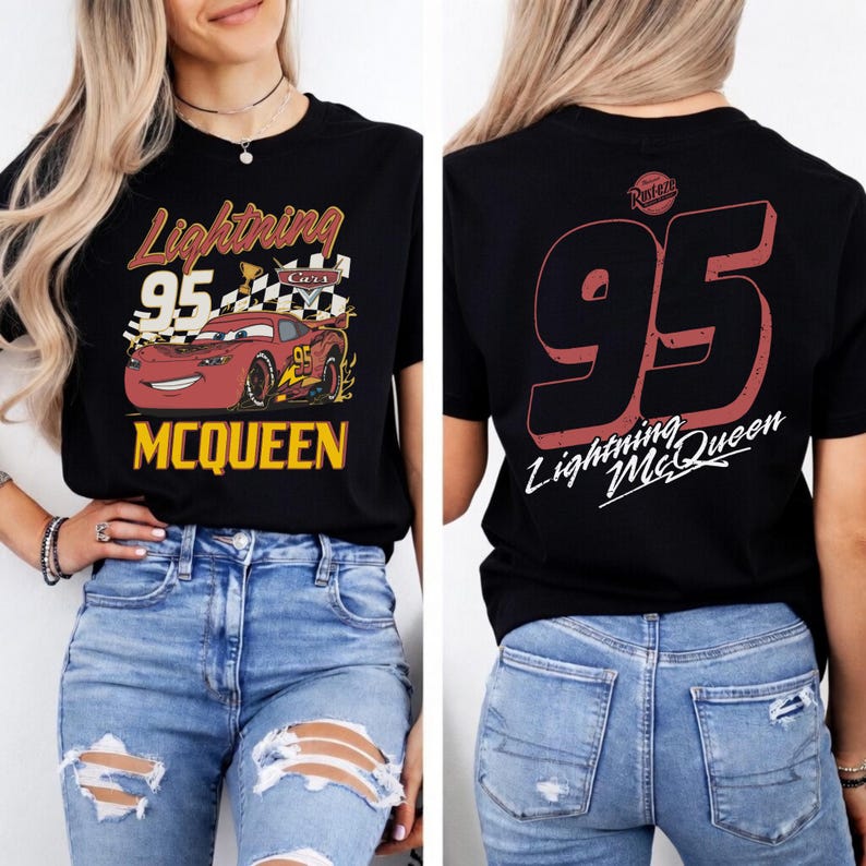 Puede incluir: Camiseta negra con Lightning McQueen de la pel&iacute;cula Cars. La parte delantera muestra el personaje con el texto "Lightning 95 McQueen". La parte trasera de la camiseta muestra el n&uacute;mero "95" y "Lightning McQueen" en blanco.