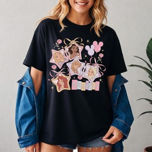 Retro Disney Princess Magisk Stjärna T-shirt, Rapunzel Vaiana Anna Elsa Ariel Coquette T-shirt, Nyckfull Prinsessa Squad Trip T-shirt, Disney Gåva T-shirt bild 5