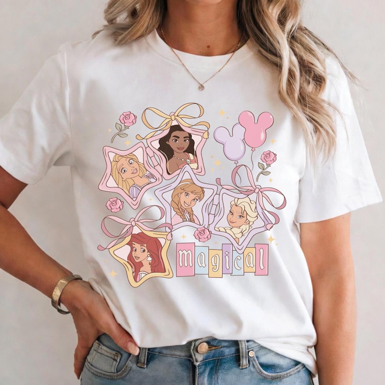 Retro Disney Princess Magisk Stjärna T-shirt, Rapunzel Vaiana Anna Elsa Ariel Coquette T-shirt, Nyckfull Prinsessa Squad Trip T-shirt, Disney Gåva T-shirt bild 1
