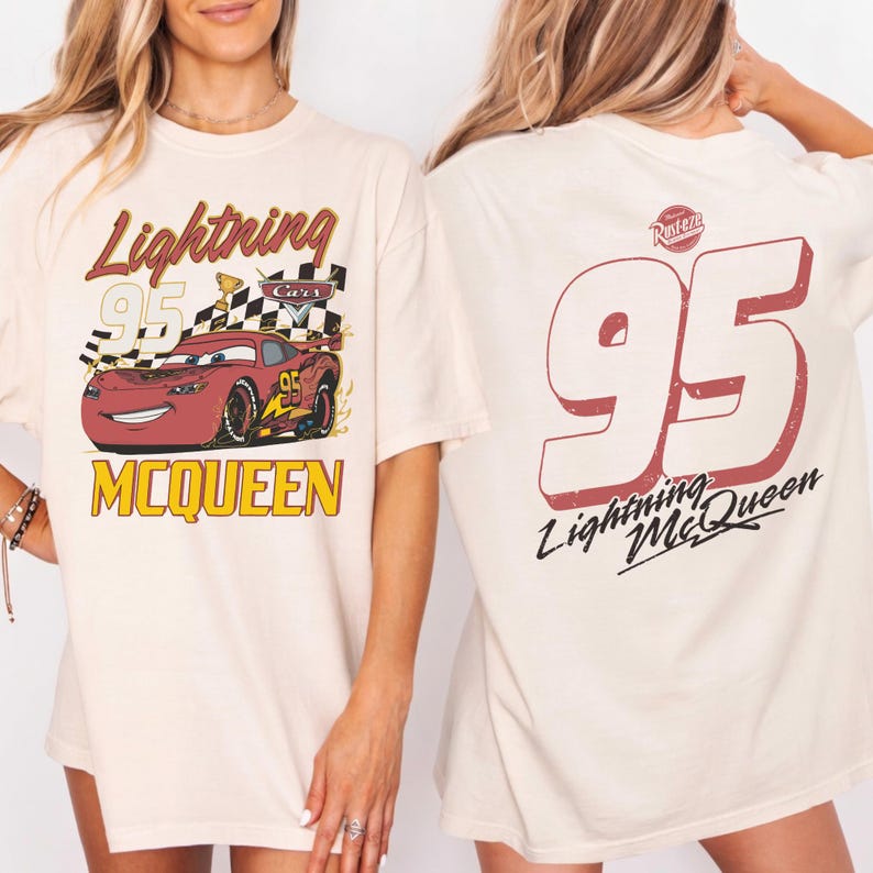 Puede incluir: Camiseta color crema con un gr&aacute;fico de Rayo McQueen de la pel&iacute;cula Cars. La parte delantera muestra el coche, el n&uacute;mero 95 y el nombre "McQueen". La parte trasera tiene un gran "95" y el texto "Lightning McQueen".