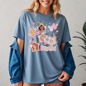 Retro Disney Princess Magisk Stjärna T-shirt, Rapunzel Vaiana Anna Elsa Ariel Coquette T-shirt, Nyckfull Prinsessa Squad Trip T-shirt, Disney Gåva T-shirt bild 9