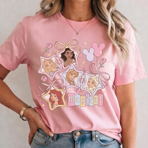 Retro Disney Princess Magisk Stjärna T-shirt, Rapunzel Vaiana Anna Elsa Ariel Coquette T-shirt, Nyckfull Prinsessa Squad Trip T-shirt, Disney Gåva T-shirt bild 3