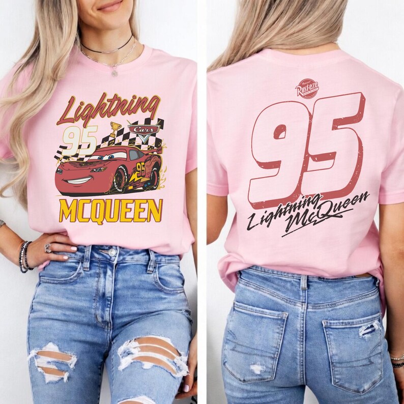 Puede incluir: Camiseta rosa claro con dise&ntilde;o de Rayo McQueen de la pel&iacute;cula Cars. La parte delantera muestra a Rayo McQueen, el n&uacute;mero 95 y texto. La parte trasera tiene el n&uacute;mero 95 y la frase "Lightning McQueen".