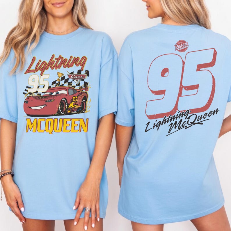 Puede incluir: Camiseta azul claro con un dise&ntilde;o de Rayo McQueen de la pel&iacute;cula Cars. La parte delantera muestra el coche con el texto "Lightning 95 McQueen". La parte trasera tiene un gran "95" y el texto "Lightning McQueen".