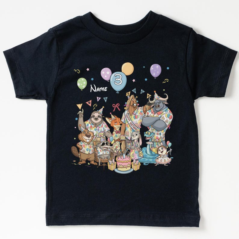 K&ouml;nnte beinhalten: Marineblaues Kinder-T-Shirt mit einer bunten Geburtstagsparty-Szene. Die Illustration zeigt Zeichentricktiere, Luftballons und Konfetti. Die Zahl "3" und das Wort "Name" sind ebenfalls zu sehen.