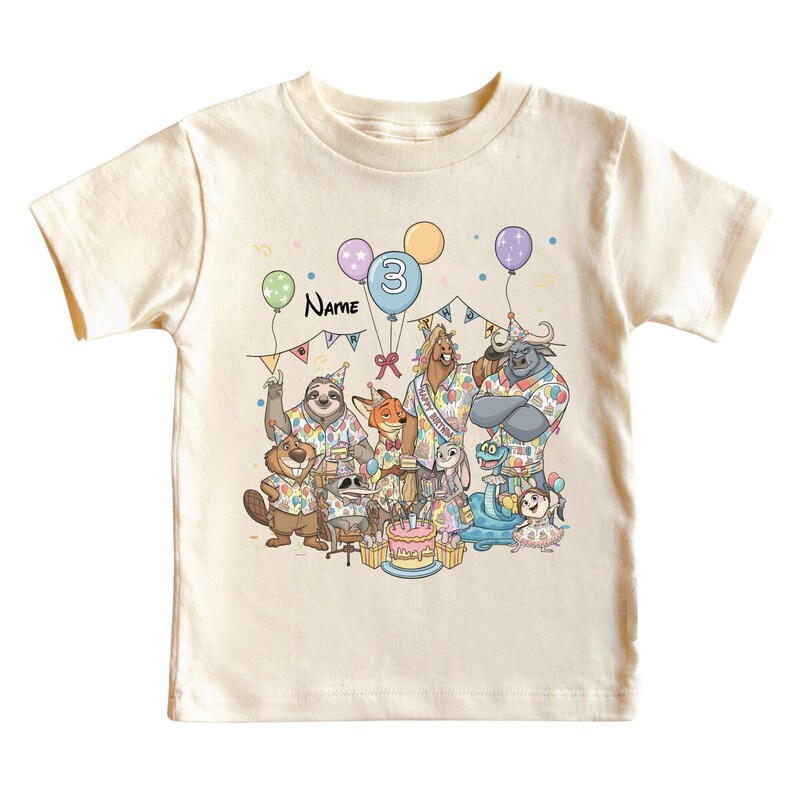 K&ouml;nnte beinhalten: Cremefarbenes Kinder-T-Shirt mit einer farbenfrohen Geburtstagsparty-Szene mit Zeichentricktieren. Das Design umfasst Luftballons, eine Torte und die Zahl "3". Das Wort "Name" ist ebenfalls sichtbar. Ein lustiges und festliches Design.