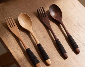 Juego de cuchara y tenedor de madera con mango envuelto – Utensilios naturales hechos a mano