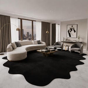 Può includere: Un soggiorno moderno con un divano beige curvo, due poltrone grigie e un tappeto nero dalla forma organica. Un tavolino quadrato con cornice dorata è al centro. La stanza ha grandi finestre e dettagli dorati.