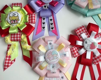 Rosetones de cinta de premio Sanrio: pin, botón, insignia, adorno para bolso.