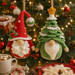 Pode incluir: Dois enfeites de Natal feitos à mão. Um é um gnomo vermelho com barba e chapéu brancos, o outro é uma árvore de Natal verde com uma estrela amarela no topo. Ambos são feitos de crochê e pendurados em barbante.