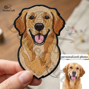 Puede incluir: Parche bordado con un perro golden retriever sonriente con la lengua rosa. El parche tiene un borde negro y el texto "personalized photo" es visible. Ideal para ropa o accesorios.