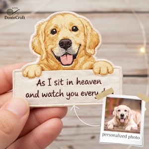 Peut inclure: Écusson brodé représentant un chien golden retriever souriant avec le texte "As I sit in heaven and watch you every". Comprend une petite photo avec le texte "personalized photo".