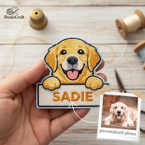 Pode incluir: Patch bordado com um cão golden retriever sorrindo com o nome "SADIE" em uma faixa. O patch é amarelo, bege e azul. Uma pequena foto de um golden retriever também está incluída.