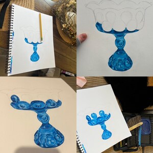 K&ouml;nnte beinhalten: Ein blaues Glas-Kompottsch&auml;lchen ist teilweise auf einem wei&szlig;en Skizzenblock koloriert. Das Kompottsch&auml;lchen hat einen gewellten Rand und einen detaillierten Sockel. Ein Bleistift liegt auf dem Block. Das Bild ist ein Werk in Arbeit, das den Prozess des K&uuml;nstlers zeigt.