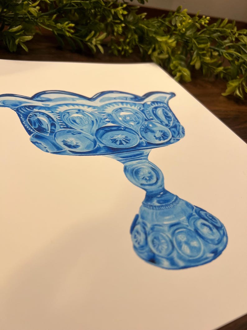 K&ouml;nnte beinhalten: Eine blaue Glas-Kompottschale mit gewelltem Rand und komplizierten Stern- und Kreismustern. Der Stiel ist mit &auml;hnlichen Designs versehen. Das Kunstwerk ist ein Aquarell auf wei&szlig;em Papier, das antike Glaswaren zeigt.