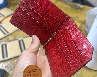 Carteira porta-cartões dobrável artesanal em couro de avestruz preto e vermelho com clipe para dinheiro.