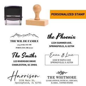 Könnte beinhalten: Ein schwarzer Selbstfärbestempel und ein Holzstempel mit hellbraunem Griff. Das Bild zeigt auch Beispiele für personalisierte Adressstempel mit verschiedenen Schriftarten und Designs.