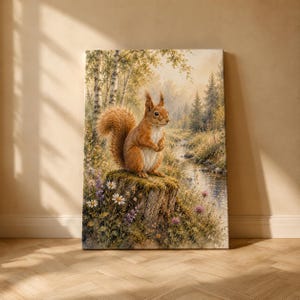 Peut inclure: Une impression sur toile rectangulaire représentant une peinture détaillée d'un écureuil roux perché sur une souche d'arbre moussue. La scène comprend un petit ruisseau, des bouleaux et des fleurs sauvages dans des tons naturels, doux et chauds.