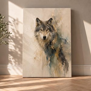 Op de afbeelding: Een rechthoekig canvas wandkunstwerk met een gedetailleerd portret van een wolf. De wolf heeft grijze, bruine en witte vacht. De achtergrond is een getextureerd, neutraal beige met abstracte spatten van donkerblauwe, zwarte en gouden verf.